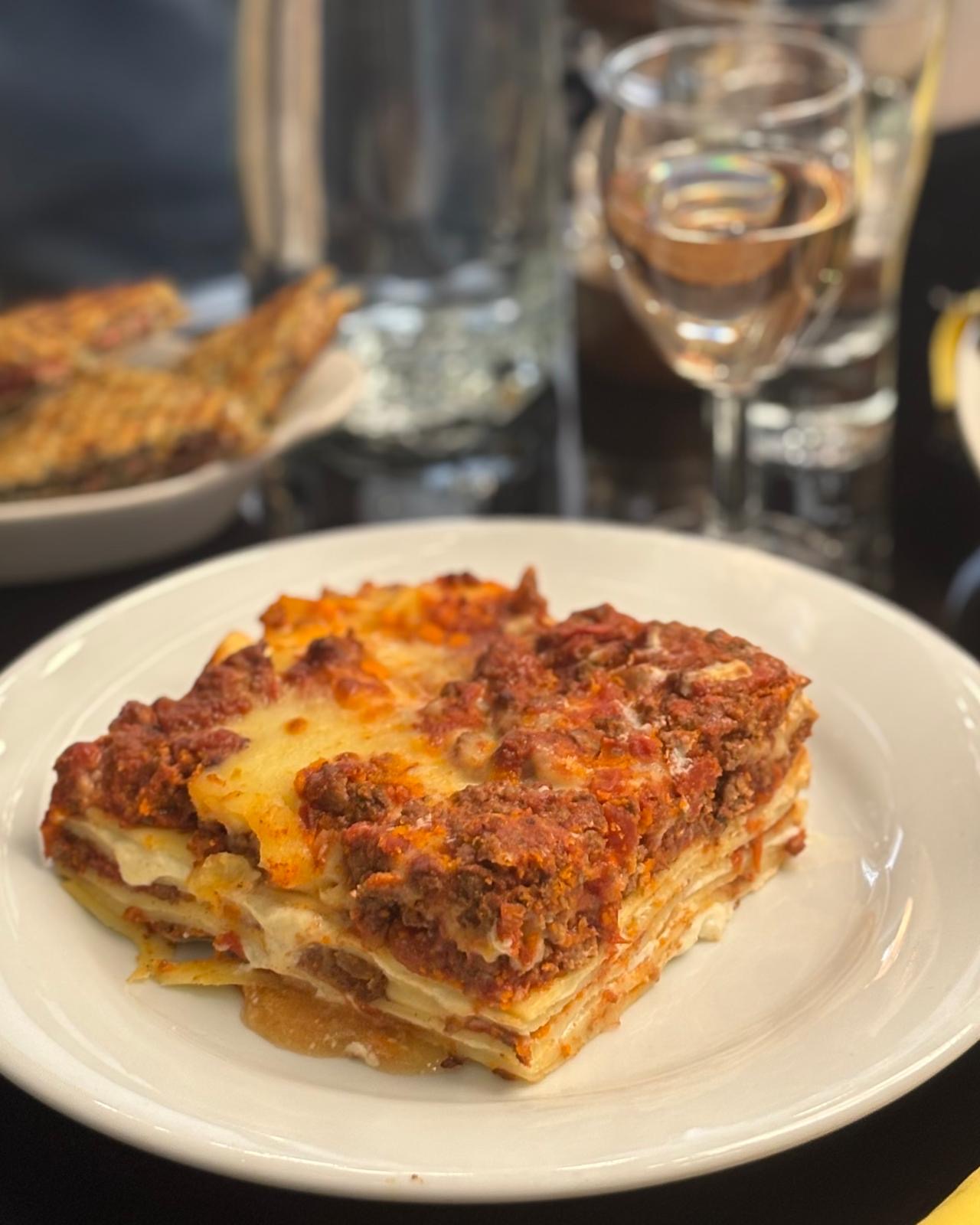Photo montrant un plat typiquement italien de Lasagne à la Bolognese servi au restaurant Caffè Corto à Paris 8 Madeleine 11 rue Tronchet